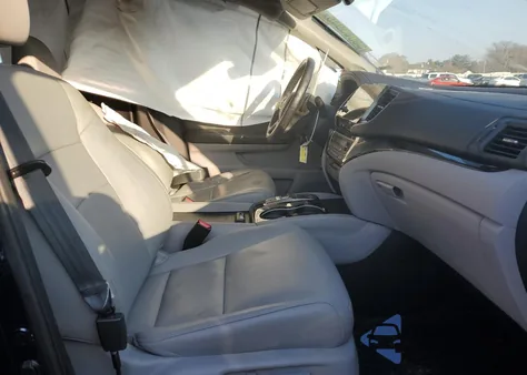 2019 Honda Pilot Touring z USA, uszkodzony, nr VIN 5FNYF6H97KB011458